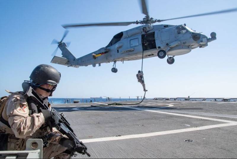 Infantes de Marina del Tercio Norte descienden de un SH-60B de la Dcima Escuadrilla.