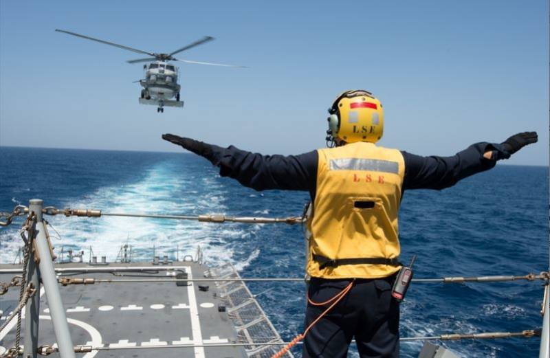 Un helicptero SH-60B a punto de tomar en la plataforma de vuelo de un navo de la Armada.