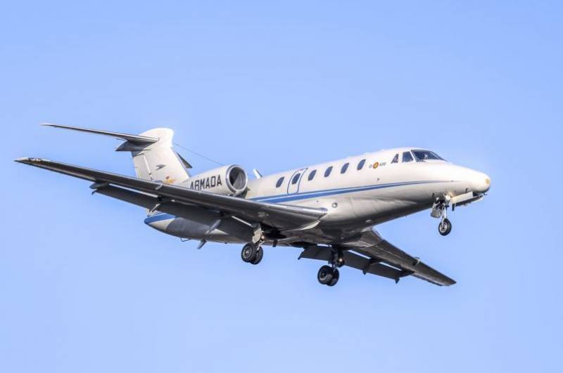 El nico avin Cessna 650 Citation VII de la Armada a punto de aterrizar.