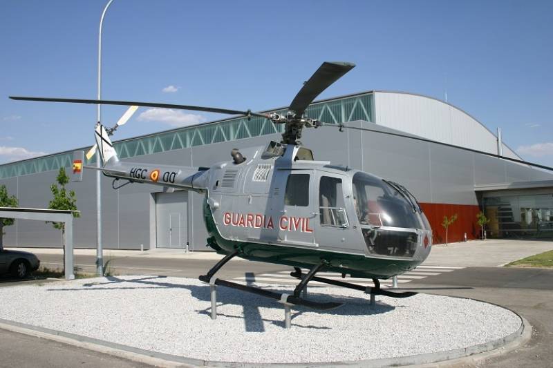 El primer Bö-105 que se incorporó a la Guardia Civil se conserva como monumento en la sede principal del SAER en Torrejón (Madrid). (foto Julio Maíz) El primer Bö-105 que se incorporó a la Guardia Civil se conserva como monumento en la sede principal del SAER en Torrejón (Madrid). (foto Julio Maíz)