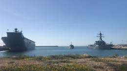 Uno de los destructores clase Aleigh Burke estadounidenses ya en Rota, junto al Juan Carlos I y uno de los cazaminas clase Segura (Armada)