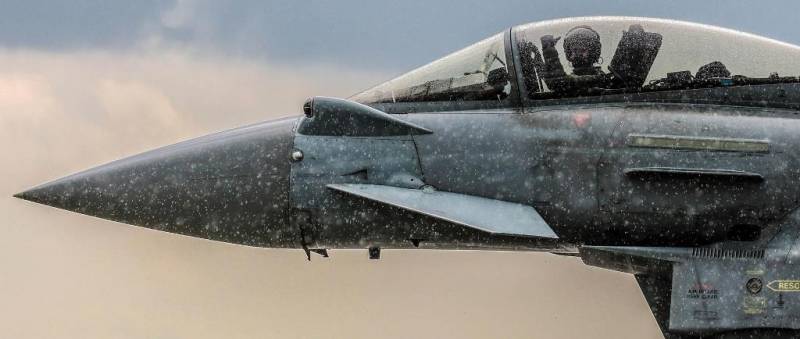 Primer plano de la cabina del Eurofighter con el IRST visible (Eurofighter) Primer plano de la cabina del Eurofighter con el IRST visible (Eurofighter)