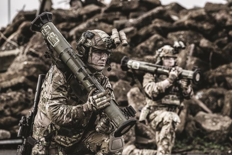 Dos soldados dotados de lanzacohetes AT4 (Saab) Dos soldados dotados de lanzacohetes AT4 (Saab)