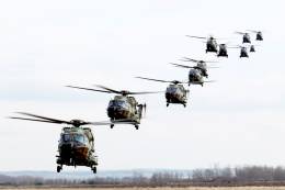 La espectacular imagen de 11 de los helicpteros NH90 del BHELMA III. (foto Pablo Rada)