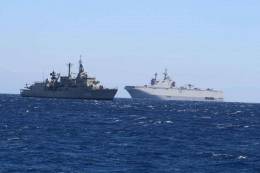 Helic�pteros Apache operan desde uno de los portahelic�pteros tipo Mistral egipcios, en este caso junto a la fragata griega �Elli� (Ministerio de Defensa de Egipto)