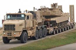 Cien camiones EHETS han sido desplegados ya en Europa para mover carros de combate M1A2 Abrams. (US Army)