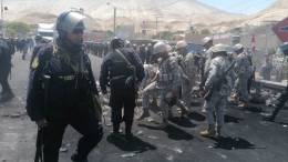 Efectivos de la Policia Nacional, apoyados por la III Division de Ejercito, desbloqueando el puente Camaná, ubicado en la Panamericana Sur (Arequipa), a fin de garantizar el libre tránsito vehicular en este tramo de la red vial. Efectivos de la Policia Nacional, apoyados por la III Division de Ejercito, desbloqueando el puente Camaná, ubicado en la Panamericana Sur (Arequipa), a fin de garantizar el libre tránsito vehicular en este tramo de la red vial.