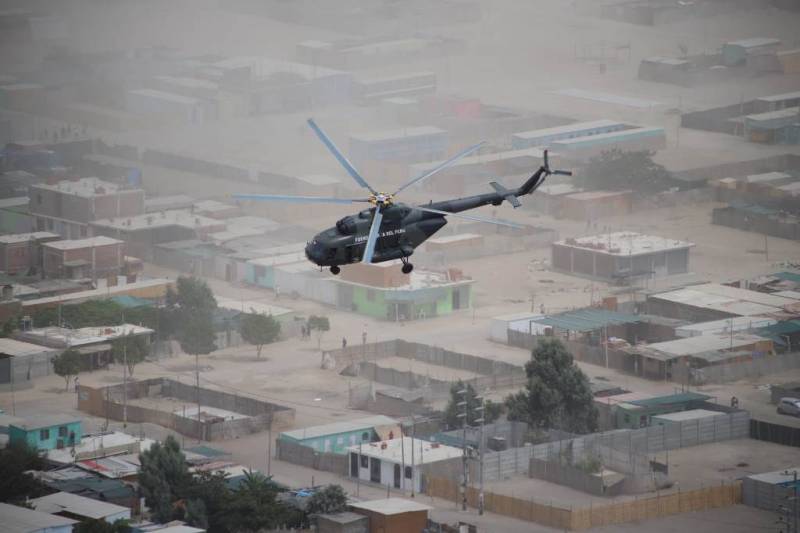 Un Mi-171Sh Hip H de la Fuerza Aerea del Peru sobrevolando el sector de Barrio Chino en la Panamericana Sur, a la altura del km. 263. Un Mi-171Sh Hip H de la Fuerza Aerea del Peru sobrevolando el sector de Barrio Chino en la Panamericana Sur, a la altura del km. 263.