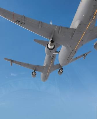  Un KC-46A de la USAF reabasteciendo de combustible en vuelo a otro (foto Boeing).