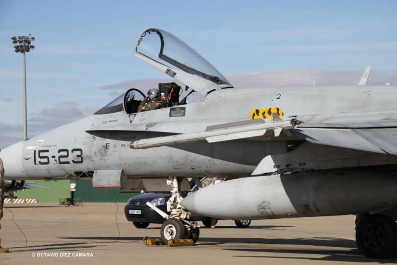 Los cazabombarderos EF-18M disponen de los IRIS-T como misiles aire-aire de corto alcance que sitúan en los extremos alares. (Octavio Díez Cámara) Los cazabombarderos EF-18M disponen de los IRIS-T como misiles aire-aire de corto alcance que sitúan en los extremos alares. (Octavio Díez Cámara)
