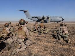 Operadores del EZAPAC y el EADA en posici�n de seguridad esperando a embarcar en el A-400M del Ala 31 durante la misi�n de Personal Recovery.