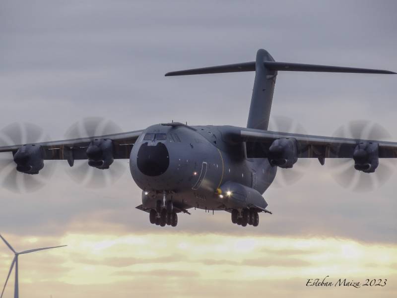 Un A-400M del Ala 31 a punto de efectuar una toma de máximo esfuerzo durante el ejercicio. Un A-400M del Ala 31 a punto de efectuar una toma de máximo esfuerzo durante el ejercicio.