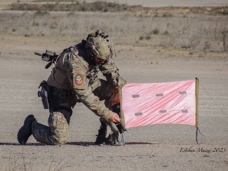 Un Operador del EZAPAC montando un panel de señalización del punto de toma en la pista de tierra. Un Operador del EZAPAC montando un panel de señalización del punto de toma en la pista de tierra.