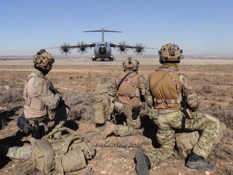 Un A-400M rodando por la pista de tierra de Ablitas para recuperar a los operadores del EZAPAC y EADA de la práctica SERE. Un A-400M rodando por la pista de tierra de Ablitas para recuperar a los operadores del EZAPAC y EADA de la práctica SERE.