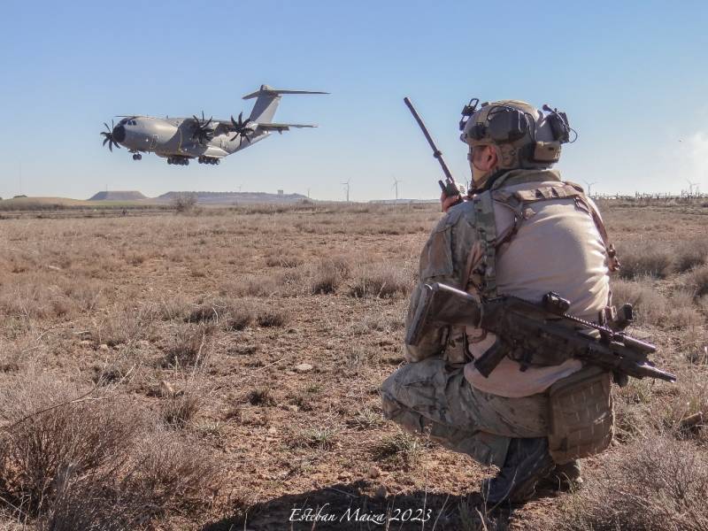 Un operador del EZAPAC miembro del Combat Control Team (CCT) supervisando la toma de máximo esfuerzo del A-400M en pista de tierra. Un operador del EZAPAC miembro del Combat Control Team (CCT) supervisando la toma de máximo esfuerzo del A-400M en pista de tierra.