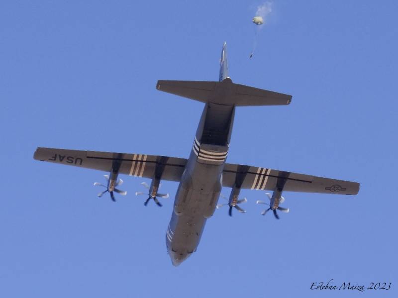Un C-130J de la USAF ejecutando un lanzamiento de carga ligera. Un C-130J de la USAF ejecutando un lanzamiento de carga ligera.