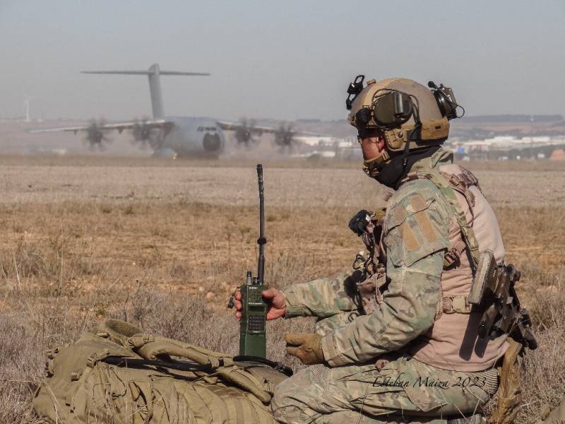 Un CCT del EZAPAC coordinando la operación recuperación vía radio con la tripulación del Ala 31. Un CCT del EZAPAC coordinando la operación recuperación vía radio con la tripulación del Ala 31.