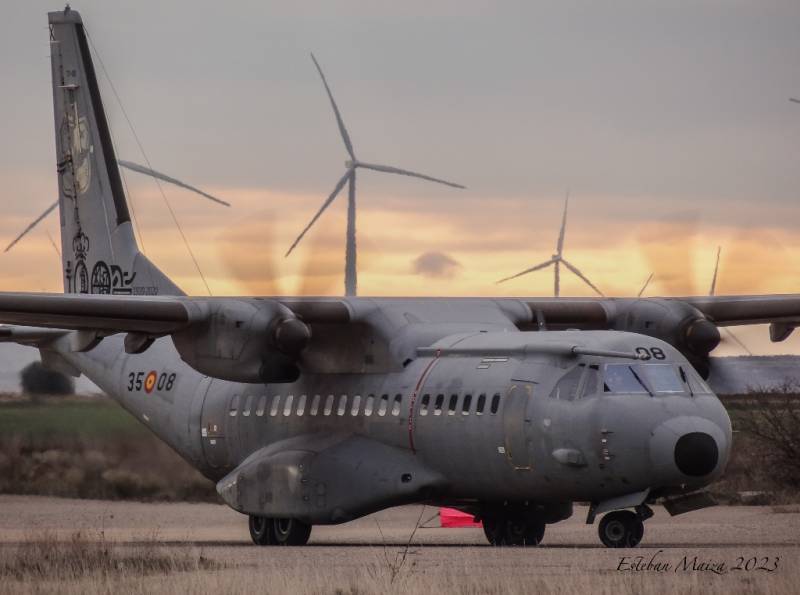 Un C-295 del Ala 35 operando en pista de tierra. Un C-295 del Ala 35 operando en pista de tierra.