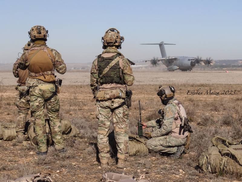 Operadores del EZAPAC con el A-400M de fondo. Operadores del EZAPAC con el A-400M de fondo.