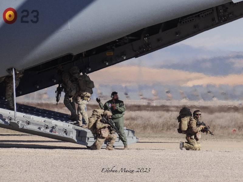 Operadores del EADA y EZAPAC embarcando en el A-400M mientras dos miembros del equipo les proporcionan seguridad. Operadores del EADA y EZAPAC embarcando en el A-400M mientras dos miembros del equipo les proporcionan seguridad.