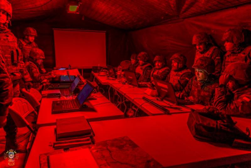 Puesto de mando durante el ejercicio Cheste 2018 (Ejército de Tierra) Puesto de mando durante el ejercicio Cheste 2018 (Ejército de Tierra)