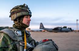 Un miembro de la BRIPAC est a punto de embarcar en un avin de transporte, al fondo se ve un C-130J de la USAFE. (Foto US Army)