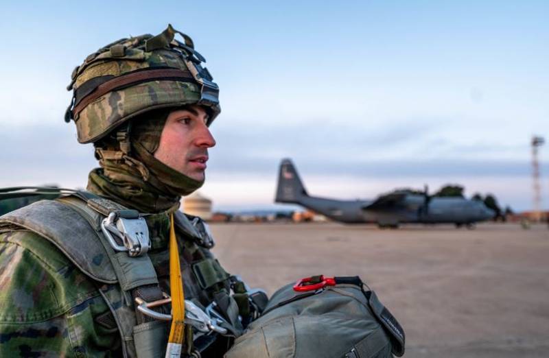 Un miembro de la BRIPAC está a punto de embarcar en un avión de transporte, al fondo se ve un C-130J de la USAFE. (Foto US Army) Un miembro de la BRIPAC está a punto de embarcar en un avión de transporte, al fondo se ve un C-130J de la USAFE. (Foto US Army)