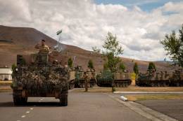 Precedidos por un M-577 puesto comando, una larga hilera de M-113 de la unidad mas austral del EA.