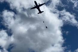 C-295 lanzando carga sobre Surucuc�.