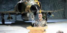 El Jefe de Estado Mayor del Ejrcito iran, el general Abdolrahim Mousavi con uno de los F-4 tras de s durante la presentacin de la base (Fars)
