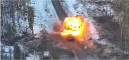 Momento del impacto a un BMP-T “Terminator” por parte de la artillería ucraniana. (foto Arslon Xudosi)