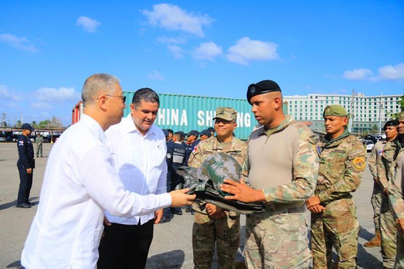 El embajador Wei Qiang hace entrega de un casco y chaleco antibalas tcticos a un miembro del Servicio Nacional Aeronaval en presencia del Ministro de Seguridad Pblica, Juan Manuel Pino. (Foto: Ministerio de Seguridad Pblica)