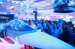 El ministro de Defensa de India Rajnath Singh visita el estand de HAL el da de la apertura de la feria (HAL)