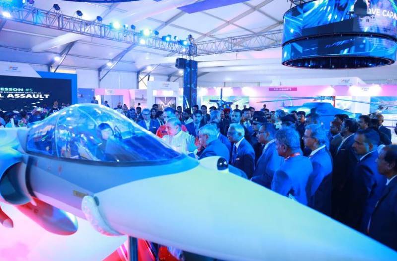 El ministro de Defensa de India Rajnath Singh visita el estand de HAL el día de la apertura de la feria (HAL) El ministro de Defensa de India Rajnath Singh visita el estand de HAL el día de la apertura de la feria (HAL)