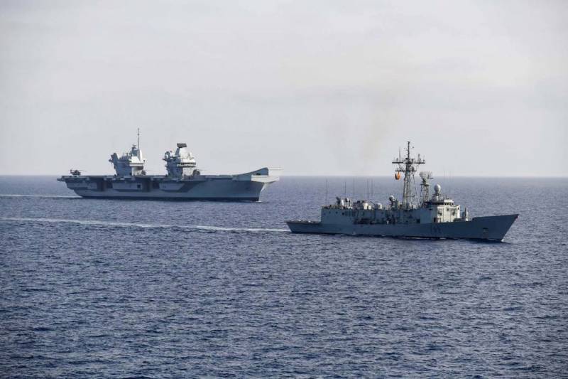 El Prince of Wales (R09) junto a la fragata Victoria (F82) de la Armada espaola (Royal Navy)