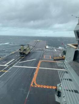 El CH-47F en la cubierta de vuelo del Juan Carlos I. (Foto Boletn Tierra)