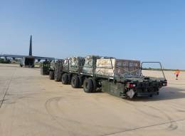 Salida desde la Base Naval de Rota de un envo de armamento de grueso calibre con destino a Ucrania (Ministerio de Defensa)