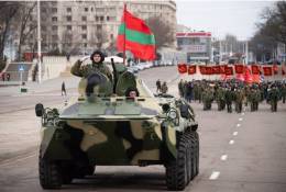 Un blindado ruso BTR-70, con la bandera de Transnitria, participa en un desfile por las calles de Tiraspol el pasado 15 de febrero 
