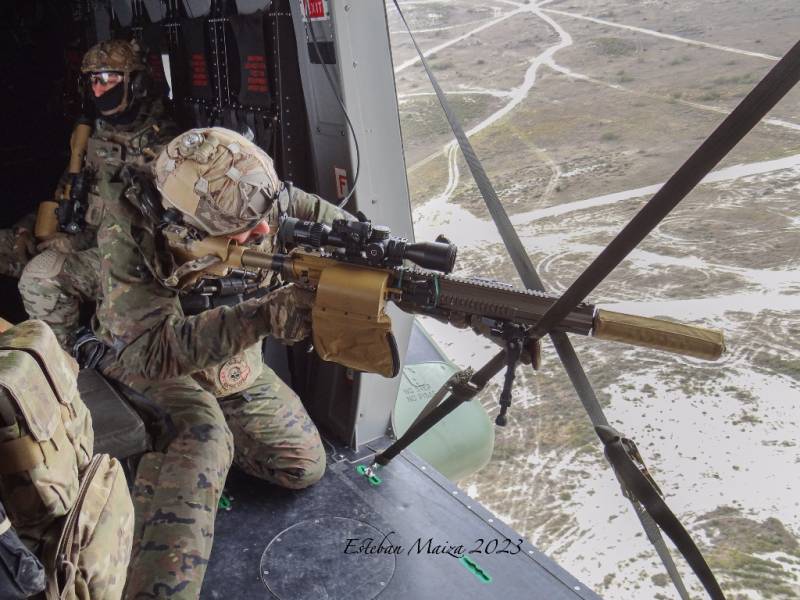 Un operador de la UOE II, la unidad de élite dentro del MOE, apuntando con un rifle G28 desde el NH-90. Un operador de la UOE II, la unidad de élite dentro del MOE, apuntando con un rifle G28 desde el NH-90.