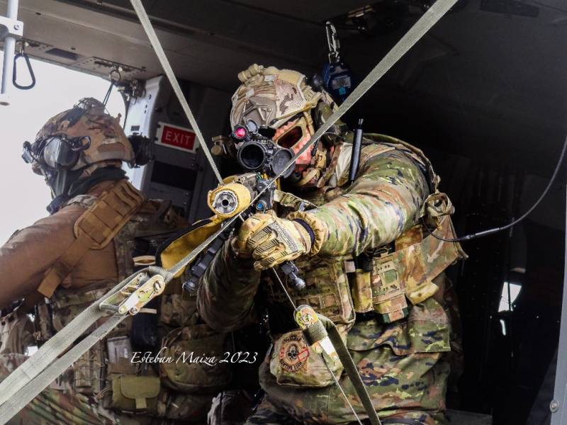 Un operador de la UOE II, también conocidos como “Patas Negras”, a punto de efectuar un disparo de precisión desde el helicóptero. Un operador de la UOE II, también conocidos como “Patas Negras”, a punto de efectuar un disparo de precisión desde el helicóptero.