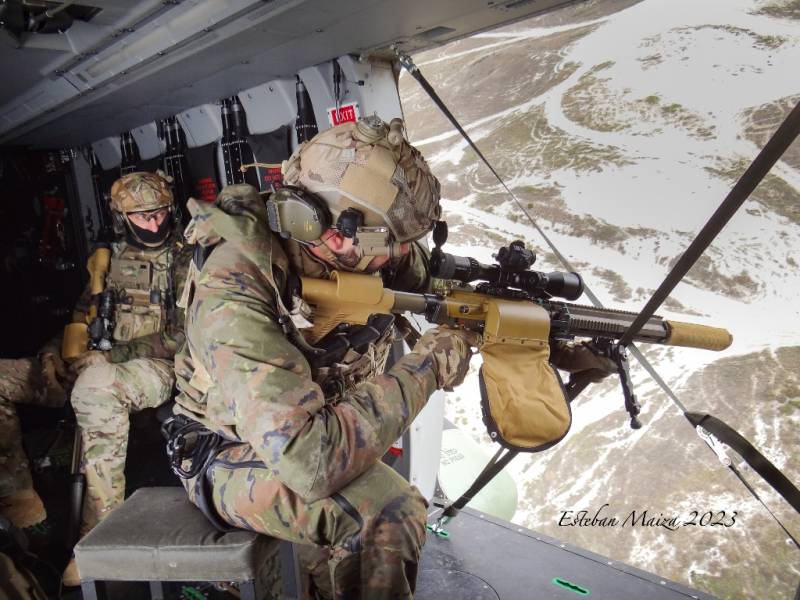 Como siempre, para certificar procedimientos tan complejos acude personal altamente especializado, en este caso algunos de los mejores tiradores del MOE. Como siempre, para certificar procedimientos tan complejos acude personal altamente especializado, en este caso algunos de los mejores tiradores del MOE.