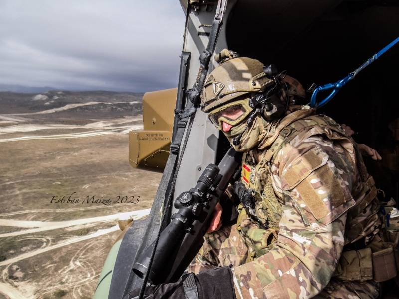 Un operador del MOE buscando con la vista su objetivo instantes antes de efectuar el disparo de precisión con el Barrett M82. Un operador del MOE buscando con la vista su objetivo instantes antes de efectuar el disparo de precisión con el Barrett M82.