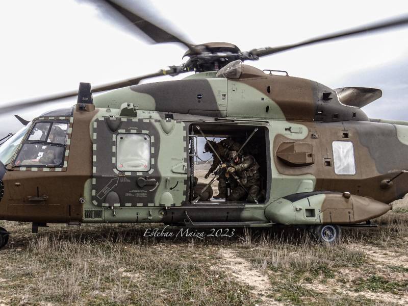 Así se ve desde el exterior el helicóptero con el sistema de anclaje en cruz del rifle de precisión. Así se ve desde el exterior el helicóptero con el sistema de anclaje en cruz del rifle de precisión.