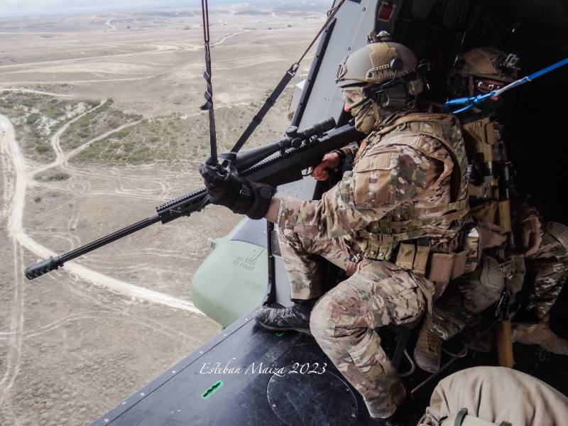 Operadores del MOE aprovecharon para probar también el sistema en ‘V’ de anclaje para el Barrett M82, compatible con ametralladoras medias (pero no pesadas) del helicóptero. Operadores del MOE aprovecharon para probar también el sistema en ‘V’ de anclaje para el Barrett M82, compatible con ametralladoras medias (pero no pesadas) del helicóptero.