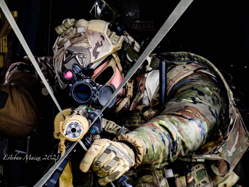 Operador de la UOE II en momentos de tensión y concentración previos al disparo. Operador de la UOE II en momentos de tensión y concentración previos al disparo.