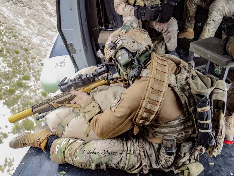 Otro operador del MOE apuntando con el H&K G28 usando un sistema de apoyo diferente. Otro operador del MOE apuntando con el H&K G28 usando un sistema de apoyo diferente.