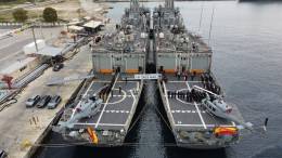 Reciente imagen de dos buques de la Armada en una misin internacional en la que cada uno lleva un AB-212 Plus para apoyar su despliegue. (MDE)