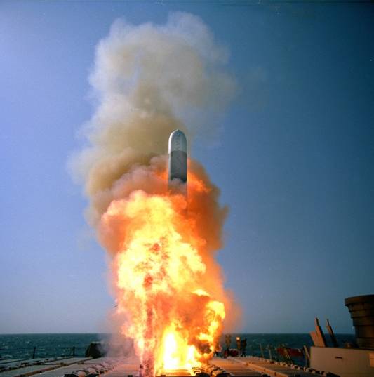 Lanzamiento de un Tomahawk desde un navío de Estados Unidos. (Foto US Navy)