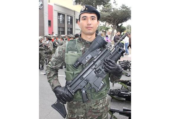 Miembro de las Fuerzas Especiales del Perú armado con fusil de asalto de 7.62