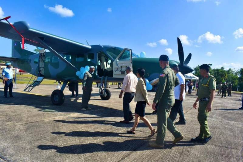 Autoridades estadounidenses y beliceas durante la ceremonia de donacin. (Foto: SOUTHCOM)